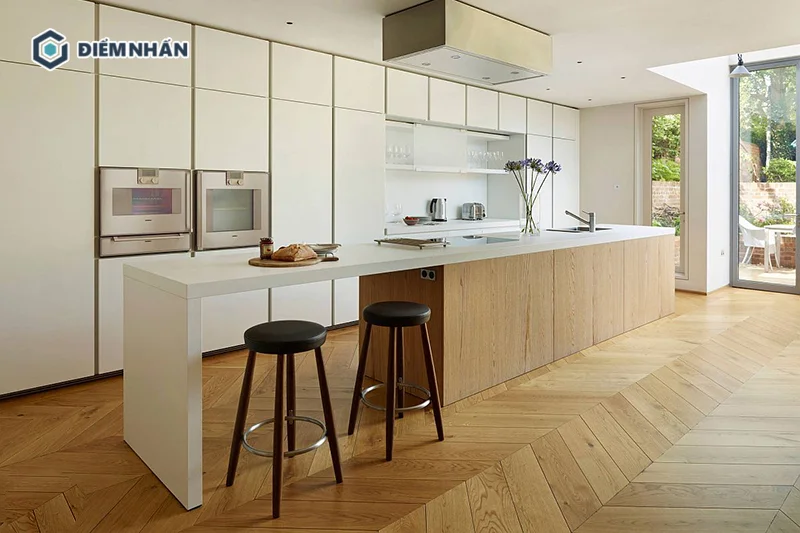 Trước hết, cần dựa vào diện tích không gian bếp để xem có phù hợp bố trí thêm đảo bếp hay không