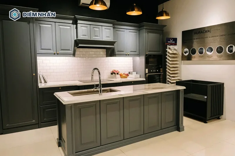 Đảo bếp có tích hợp thêm chậu rửa đòi hỏi có kích thước lớn để lắp đặt hệ thống thoát nước thoải mái
