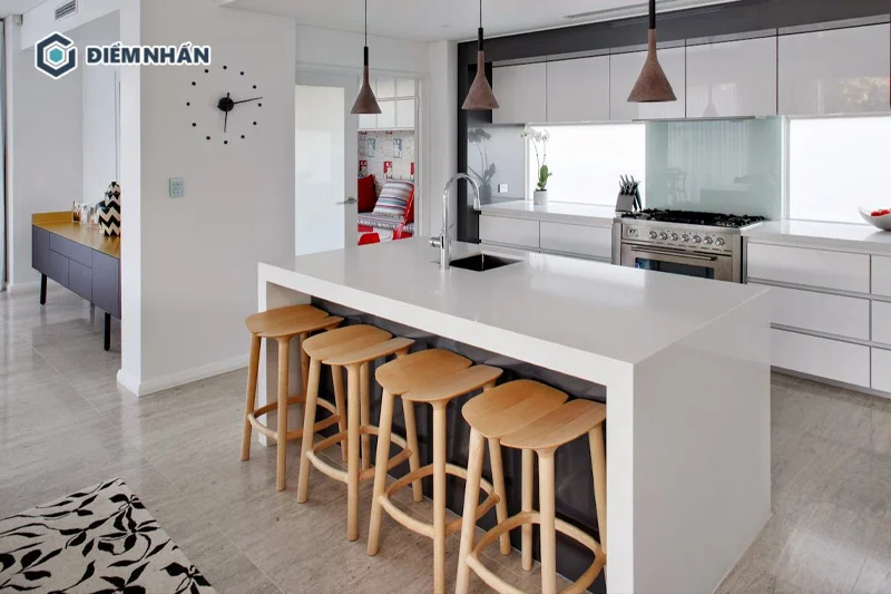 Đảo bếp có tích hợp thêm quầy bar thường được ứng dụng nhiều trong không gian nội thất hiện đại
