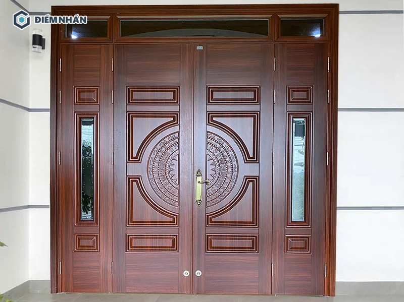 Để nâng cao tuổi thọ của cửa gỗ 2 cánh bạn cần tránh ánh nắng hoặc mưa tác động trực tiếp 