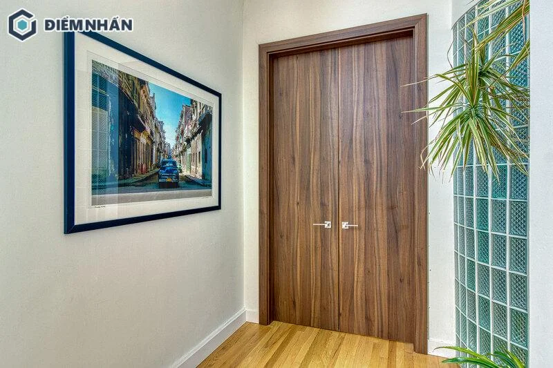 Cửa gỗ 2 cánh có vân gỗ tự nhiên mang đến vẻ đẹp tinh tế, sang trọng cho không gian