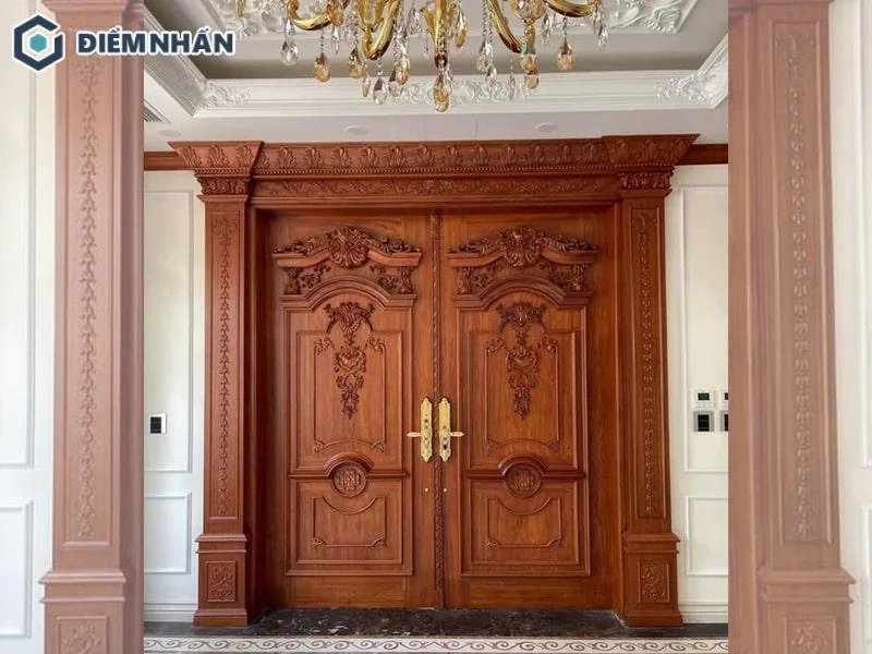 Đường nét hoa văn tinh xảo giúp cửa gỗ 2 cánh thể hiện được gu thẩm mỹ tinh tế của gia chủ