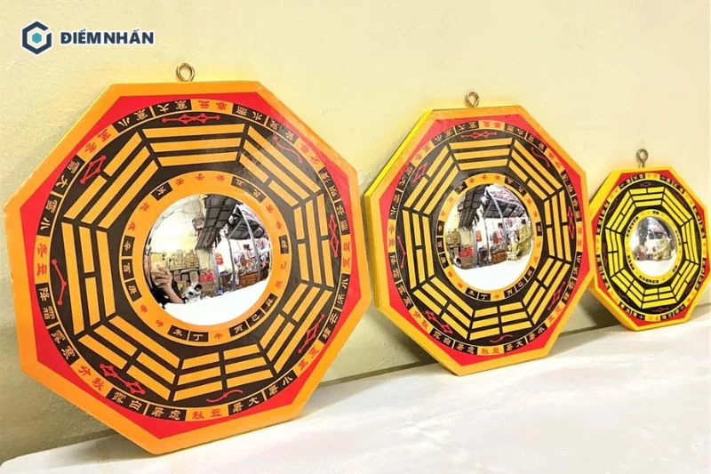 Nên treo gương Bát Quái trước cửa chính để phản xạ lại năng lượng xấu của Ngũ Quỷ