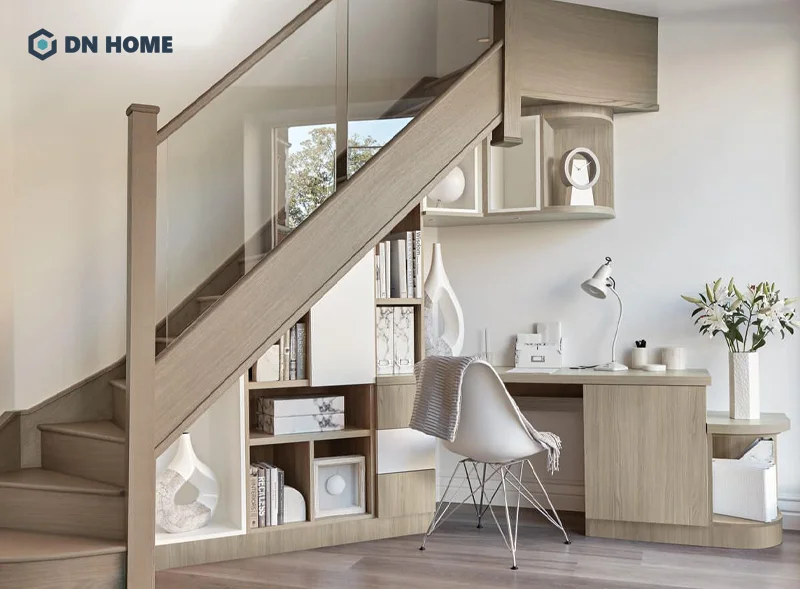 Bố trí không gian làm việc dưới chân cầu thang giúp tận dúng tối đa diện tích không gian
