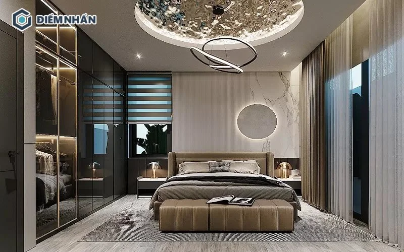 Trần phòng ngủ được trang trí theo phong cách sang trọng với đèn chùm đèn