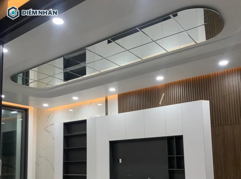 Nếu muốn không gian thêm rộng rãi, thoải mái thì trần gương là lựa chọn lý tưởng