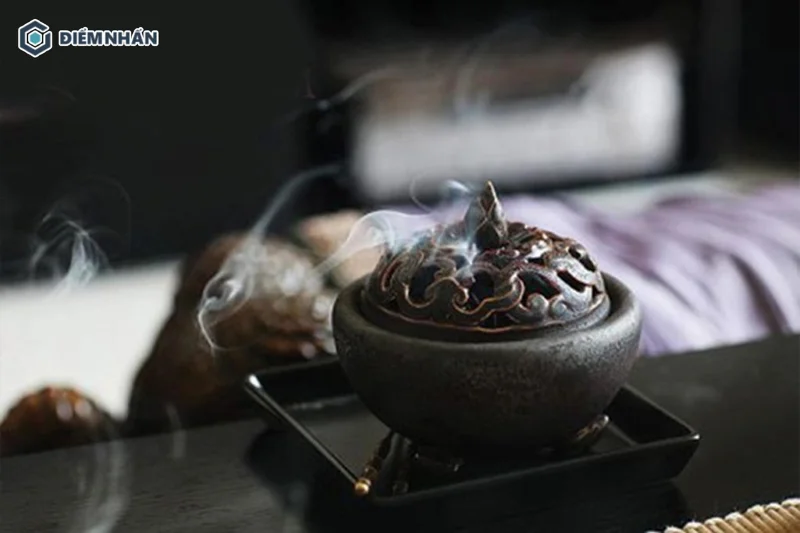 Bạn nên thực hiện xông hương khói cho nhà mới để xua đuổi tà ma, đón điều tốt lành