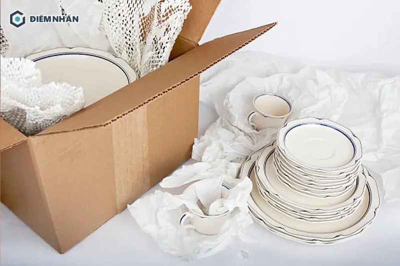 Tránh mang theo những vật dụng được làm từ chất liệu dễ vỡ khi đến nhà mới ngày đầu tiên