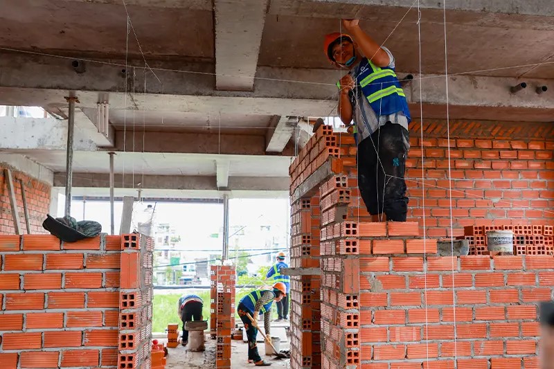 Lắp đặt thi công phần khung, móng kết cấu chắc chắn 