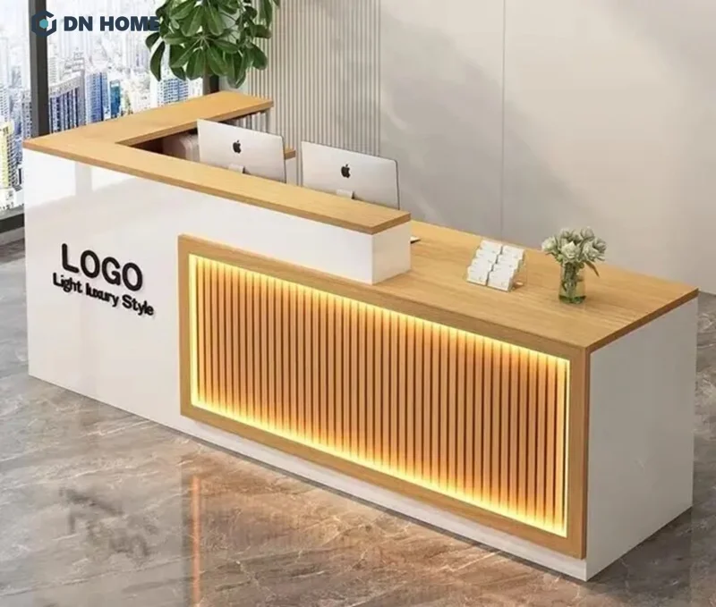 Quầy lễ tân hình chữ L giúp nâng cao tiện nghi, nhân viên dễ dàng thao tác phục vụ khách hàng