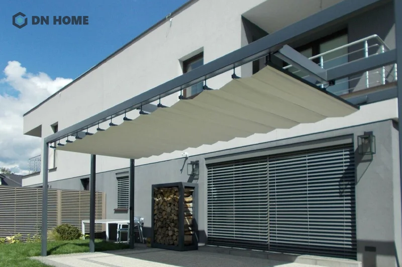 Mái hiên được làm từ bạt xếp được sử dụng phổ biến trong không gian nhà phố hiện nay