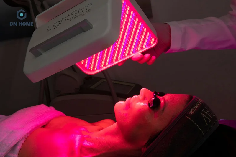 Máy ánh sáng sinh học được sử dụng trong spa để điều trị các vấn đề về da