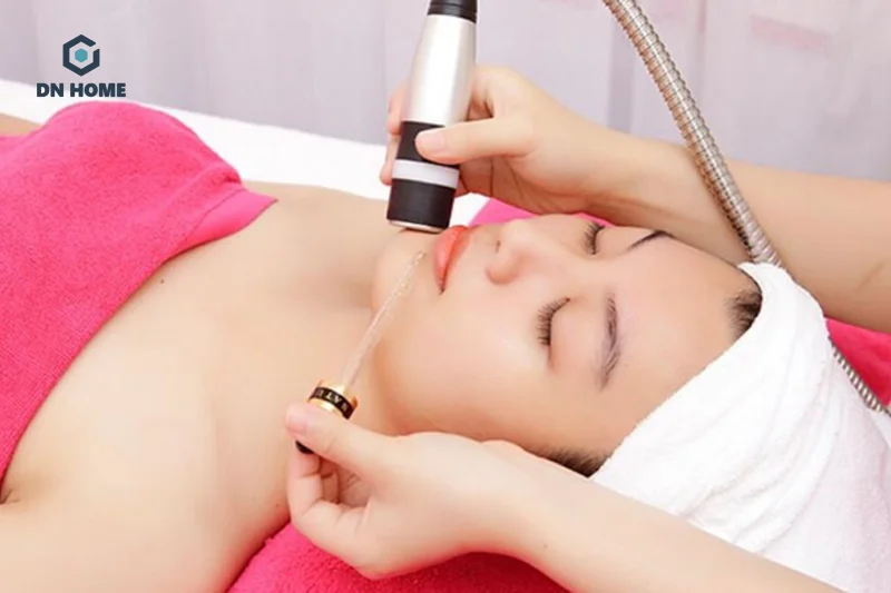 Máy điện di nóng lạnh giúp các tinh chất thẩm thấu sâu hơn vào tế bào da