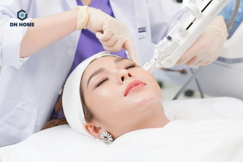 Máy tiêm meso sử dụng các đầu tiêm siêu nhỏ để đưa trực tiếp dưỡng chất vào da