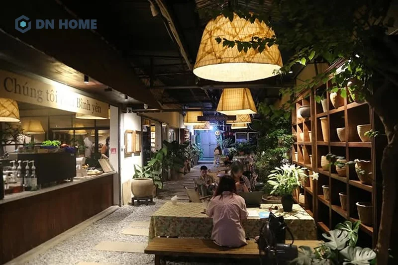 Tone màu trầm được sử dụng chủ đạo tạo cảm giác thân thuộc cho quán cafe 2 tầng vintage
