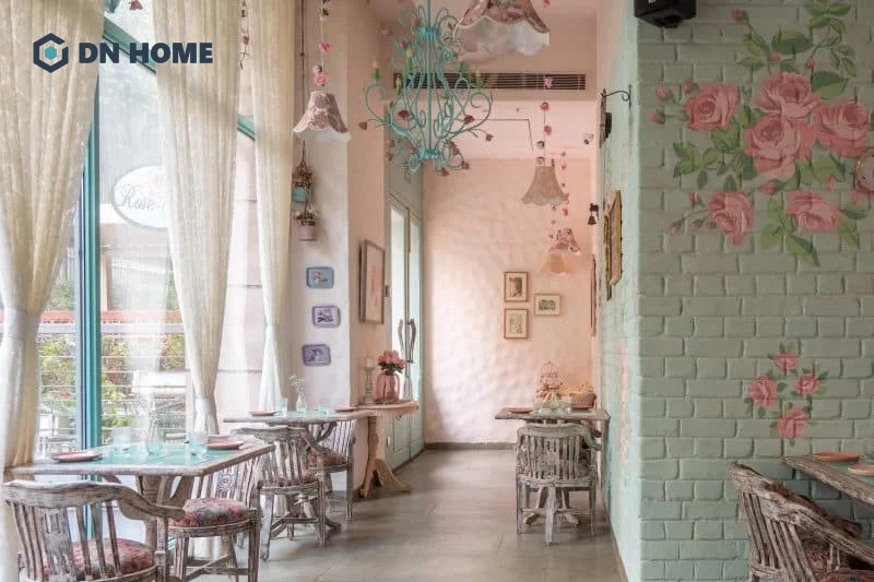 Tranh treo tường, hoa lá là những yếu tố không thể thiếu khi thiết kế nội thất quán cafe Shabby Chic