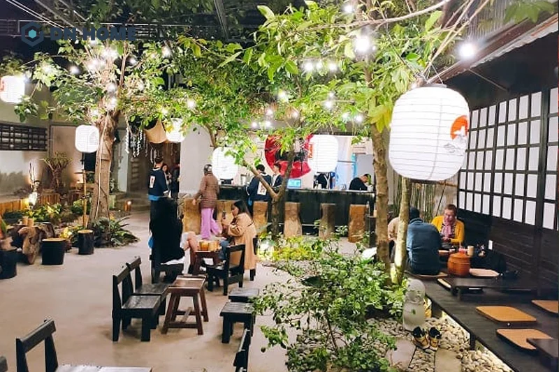 Lồng đèn cùng cây cối là điểm nhấn trong không gian quán cafe 2 tầng Nhật Bản