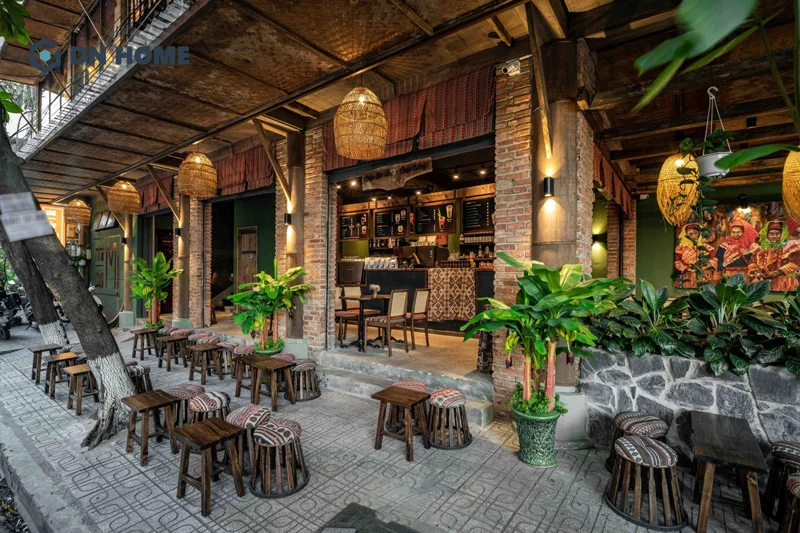 Các chi tiết mang đậm tính dân tộc nhơ đèn thả, vải thổ cẩm, rèm thô,... là điểm nhấn trong quán cafe chill