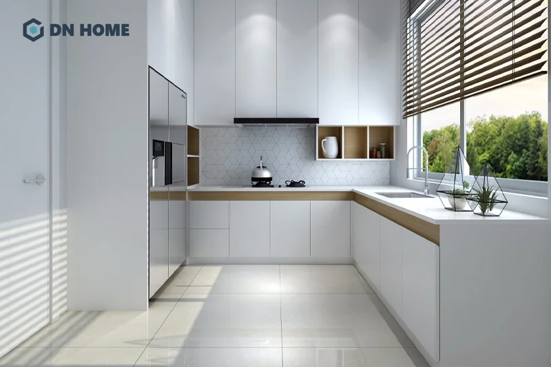 Tủ bếp hình chữ L được đặt cạnh ánh sáng tạo cảm giác thoáng đãng và thoải mái 