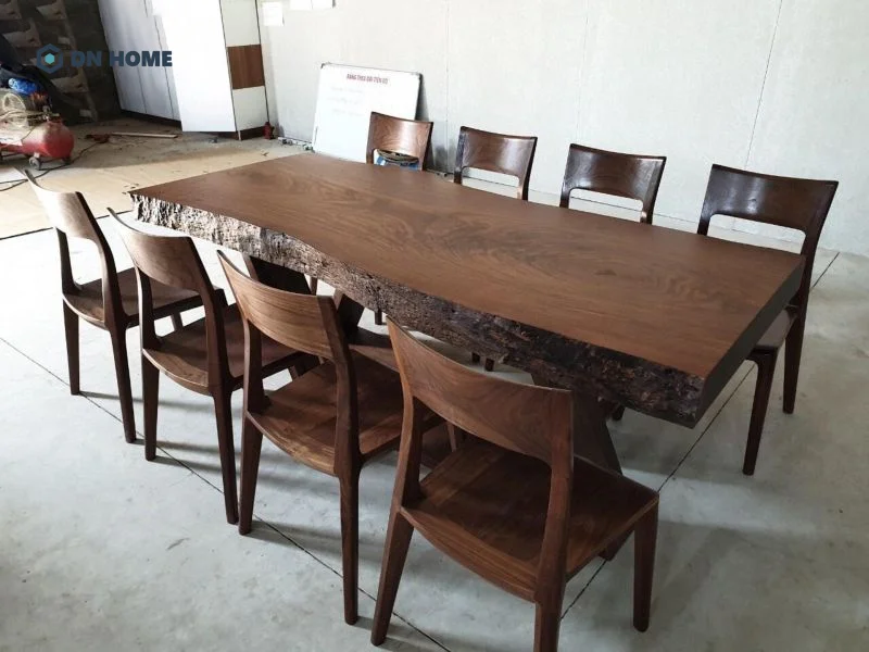 Bộ bàn ăn được làm từ gỗ óc chó nguyên tâm mang đến vẻ đẹp độc đáo, ấn tượng cho gian bếp