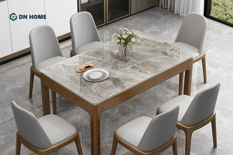 Với bề mặt đá, bạn sẽ dễ dàng vệ sinh bàn ăn giúp kéo dài tuổi thọ sản phẩm nội thất