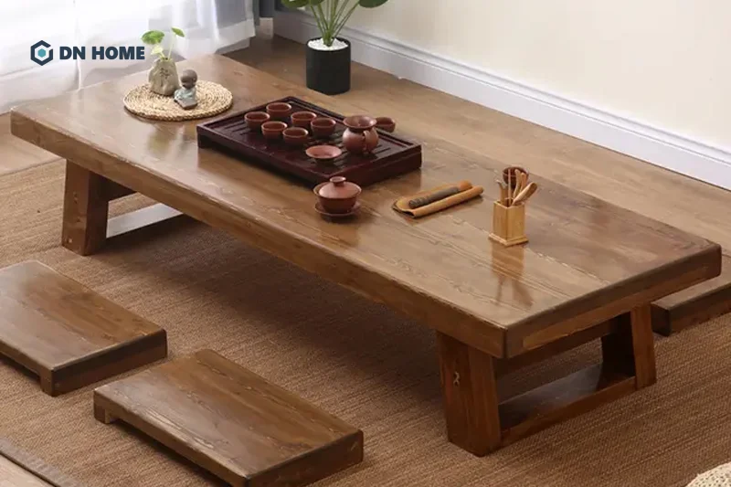 Bộ bàn ghế ăn được làm từ gỗ óc chó phong cách Nhật Bản có chiều cao thấp, gần sát mặt sàn