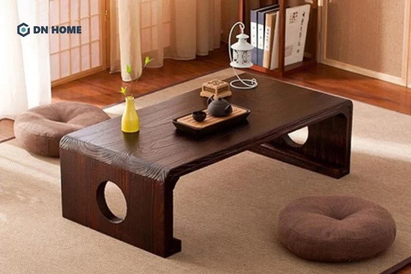 Với bàn ăn kiểu Nhật gỗ óc chó thường sử dụng nệm tatami làm ghế ngồi