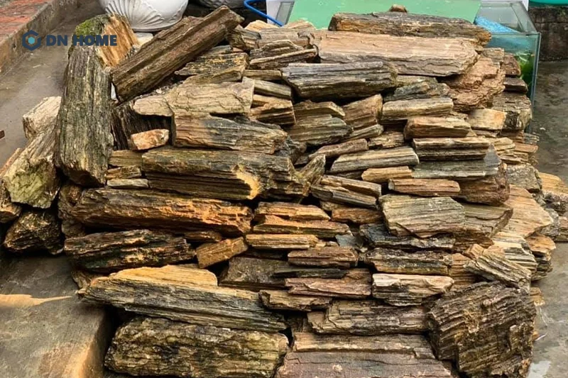 Nhược điểm của đá trầm tích là cấu trúc mềm, chịu lực kém và dễ thấm nước 