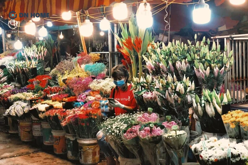 Có thể lựa chọn hợp tác với các chợ đầu mối lớn làm nhà cung ứng cho tiệm hoa 