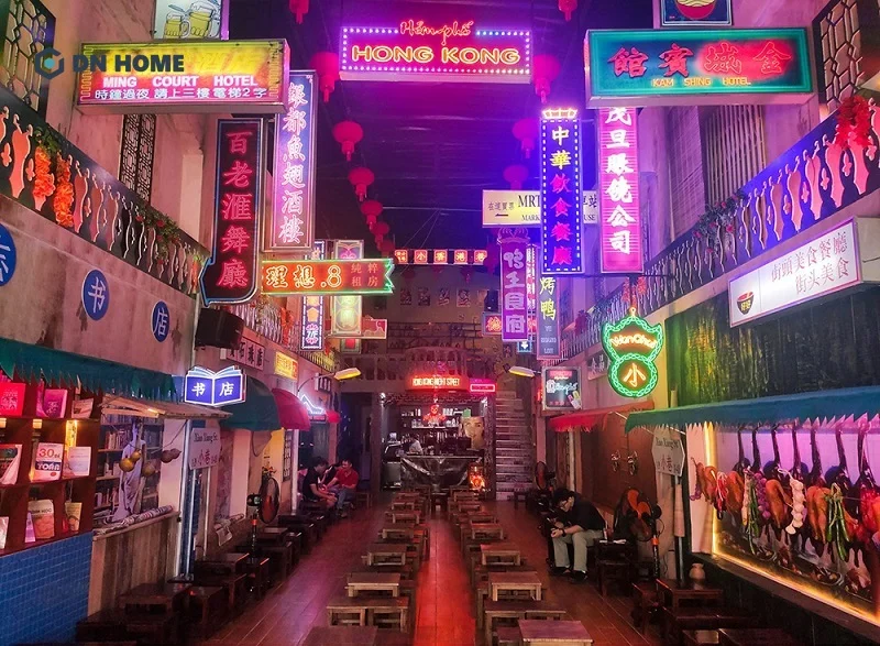 Các tone màu trầm tối được sử dụng chủ đạo làm nổi bật các bảng hiệu neon nhiều màu