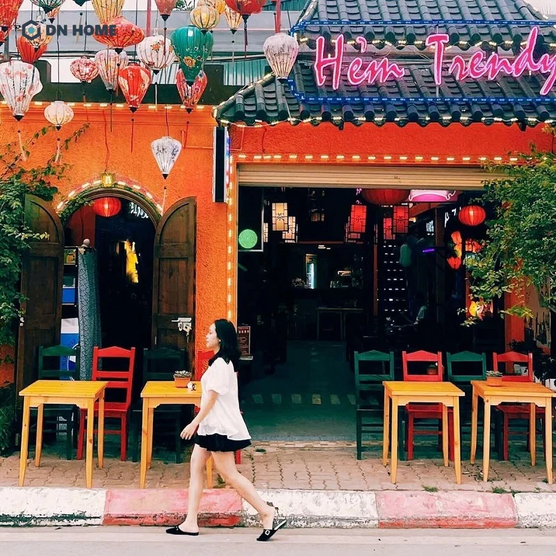Cánh cửa gỗ cũ là điểm nhấn trang trí không thể thiếu khi thiết kế quán cà phê Hong Kong