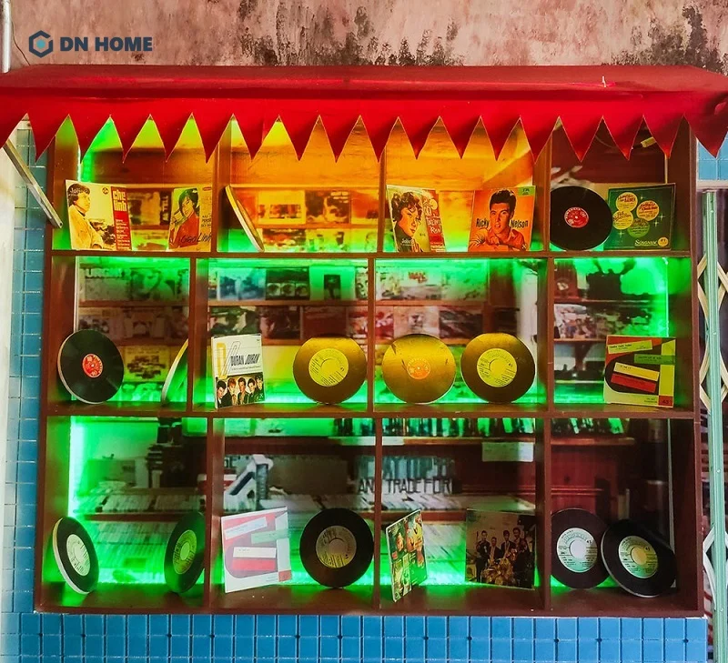 Đĩa than được bố trí trên tường tạo nên không gian đậm chất nghệ thuật cho quán cafe HongKong