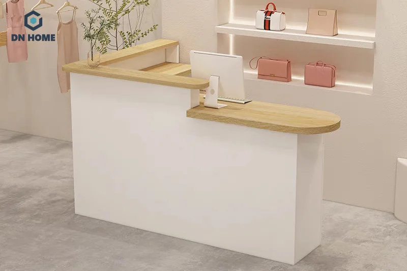 Quầy lễ tân hình chữ L giúp nhân viên dễ dàng thao tác phục vụ khách hàng hơn