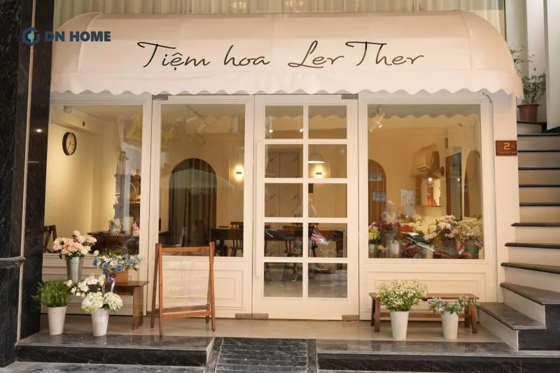 Mặt tiền cửa hàng được thiết kế theo phong cách Vintage mang đến vẻ đẹp hoài cổ và lãng mạng