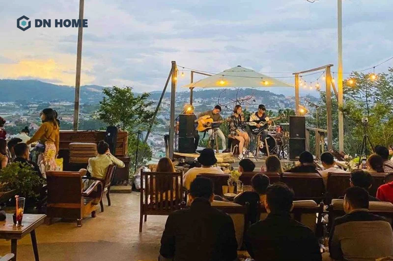 Không gian mở giúp không gian quán cà phê thêm phần thoáng đãng và thoải mái
