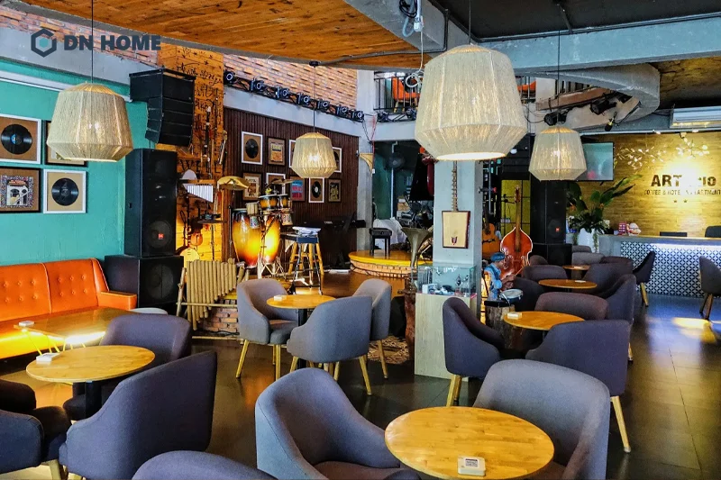 Khi thiết kế quán cà phê acoustic cần chú trọng tạo được không gian kết nối giữa nghệ sĩ và khách hàng