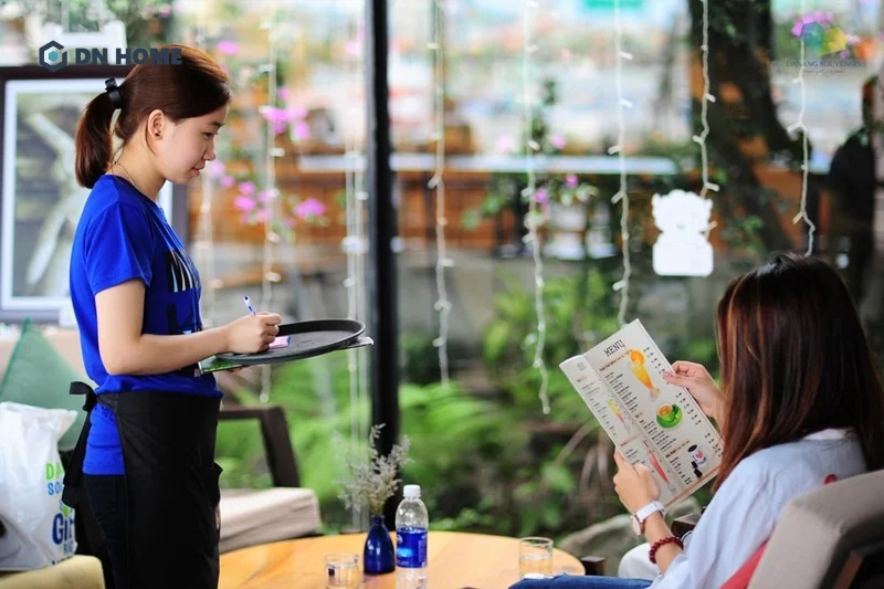 Cần đào tạo và đánh giá nhân viên định kỳ để nâng cao chất lượng phục vụ và dịch vụ của quán cafe 