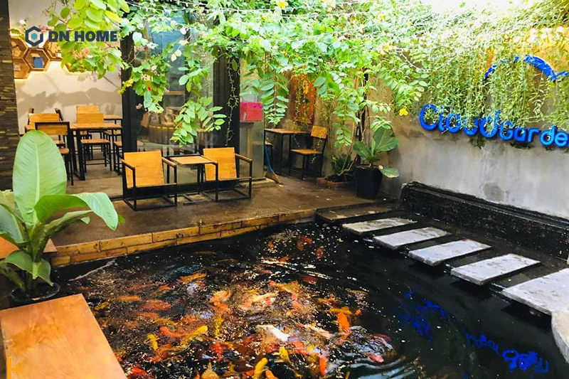 Chi phí mặt bằng và thiết kế quán cà phê cá KOI thường giao động trong khoảng 80-150 triệu 