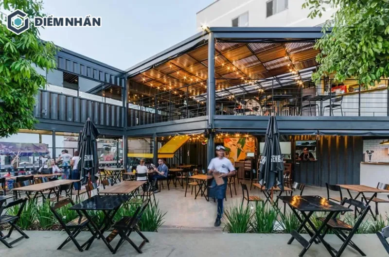 Quán cafe container thiết kế theo mô hình sân vườn nên bố trí thêm nhiều cây xanh, tiểu cảnh