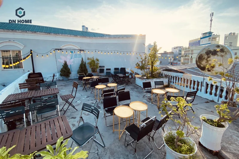 Quán cafe sân thượng được yêu thích bởi không gian thoáng mát và tầm nhìn lý tưởng