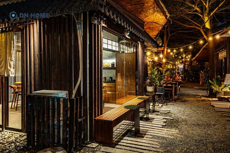 Không gian sân vườn quán Cafe Một Phần Tư được trang trí ấm cúng, gần gũi và thân thiện