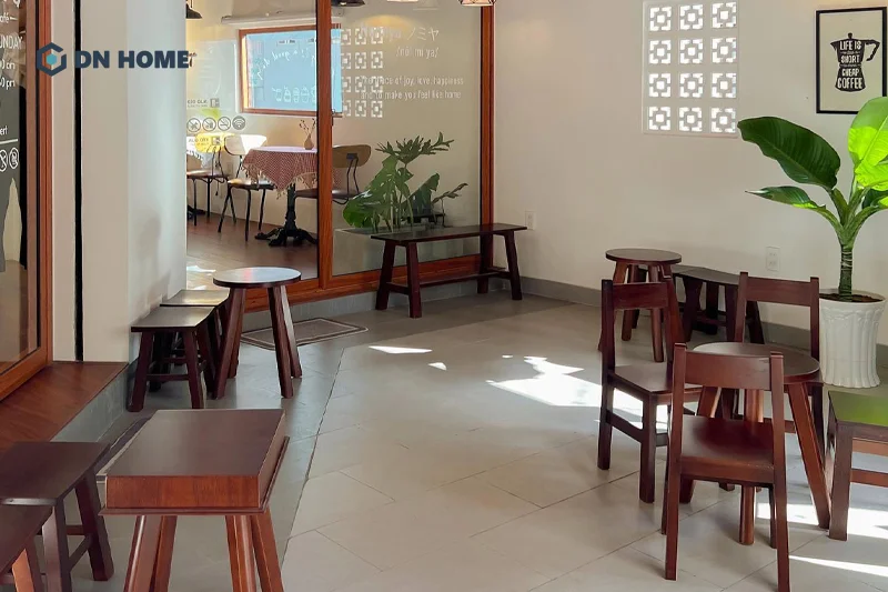Bàn ghế gỗ thấp mang đến cảm giác ấm cúng, gần gũi và thân thiện cho không gian Nomiya Cafe