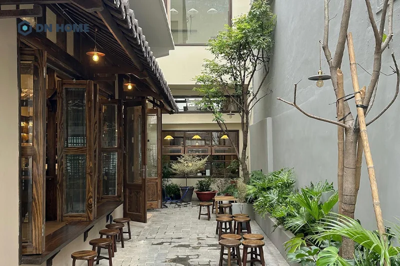 Mẫu thiết kế quán cafe phong cách Nhật Bản có vẻ đẹp nhẹ nhàng mà bạn nên tham khảo là Gathering Coffee