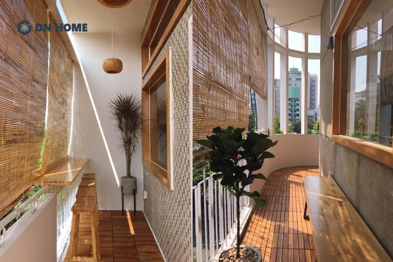 Không gian hành lang quán cafe Shibui Concept được bố trí tối ưu diện tích, tạo cảm giác gần gũi và thư giãn 