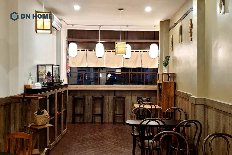 Cửa kính lớn cùng không gian mở giúp quán cafe Kazu Kaffe trở nên thoáng đãng, rộng rãi hơn