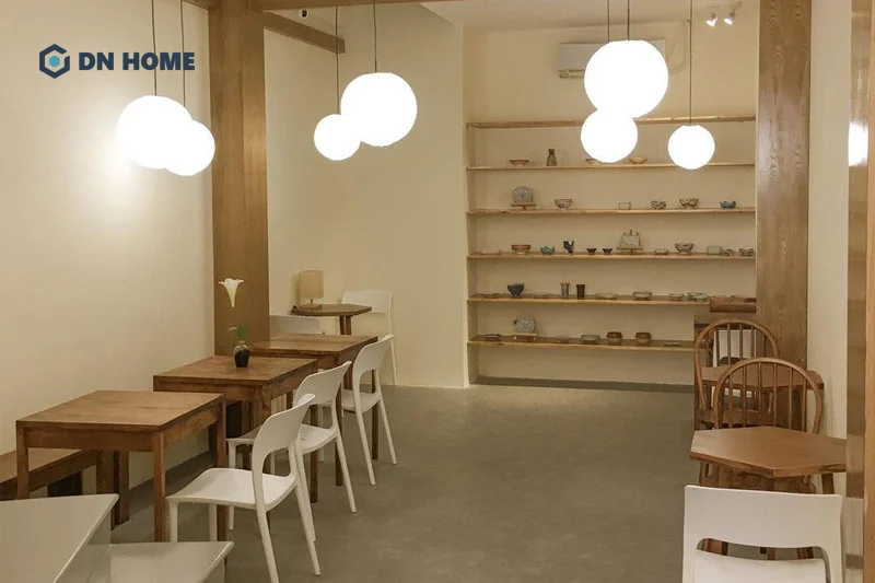 Ánh đèn nhẹ dịu cùng tone màu nâu, be làm chủ đạo tạo nên bầu không khí thư giãn và thoải mái