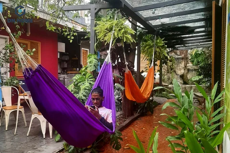 Nội thất và các chi tiết trang trí đậm chất dân giã là điểm đặc trưng của quán cà phê võng đường phố
