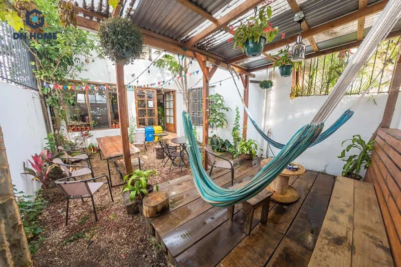 Quán cà phê võng sân vườn mang đến cảm giác gần gũi với thiên nhiên và thư giãn cho khách hàng