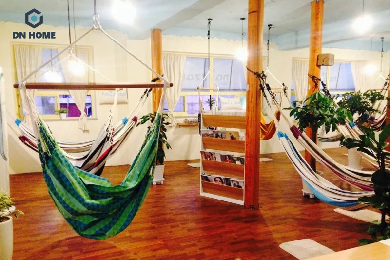 Có thể lựa chọn võng nhiều màu sắc để tạo điểm nhấn cho quán cafe 