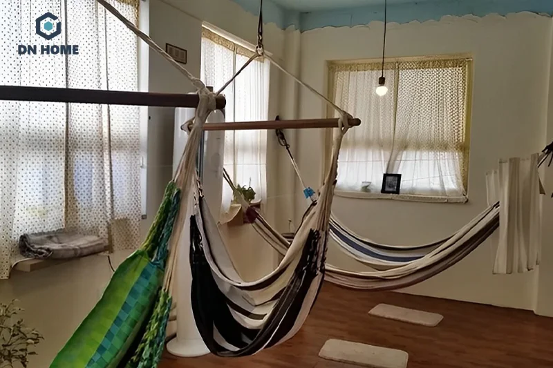 Nên ưu tiên sử dụng võng treo để tiết kiệm diện tích quán cafe võng